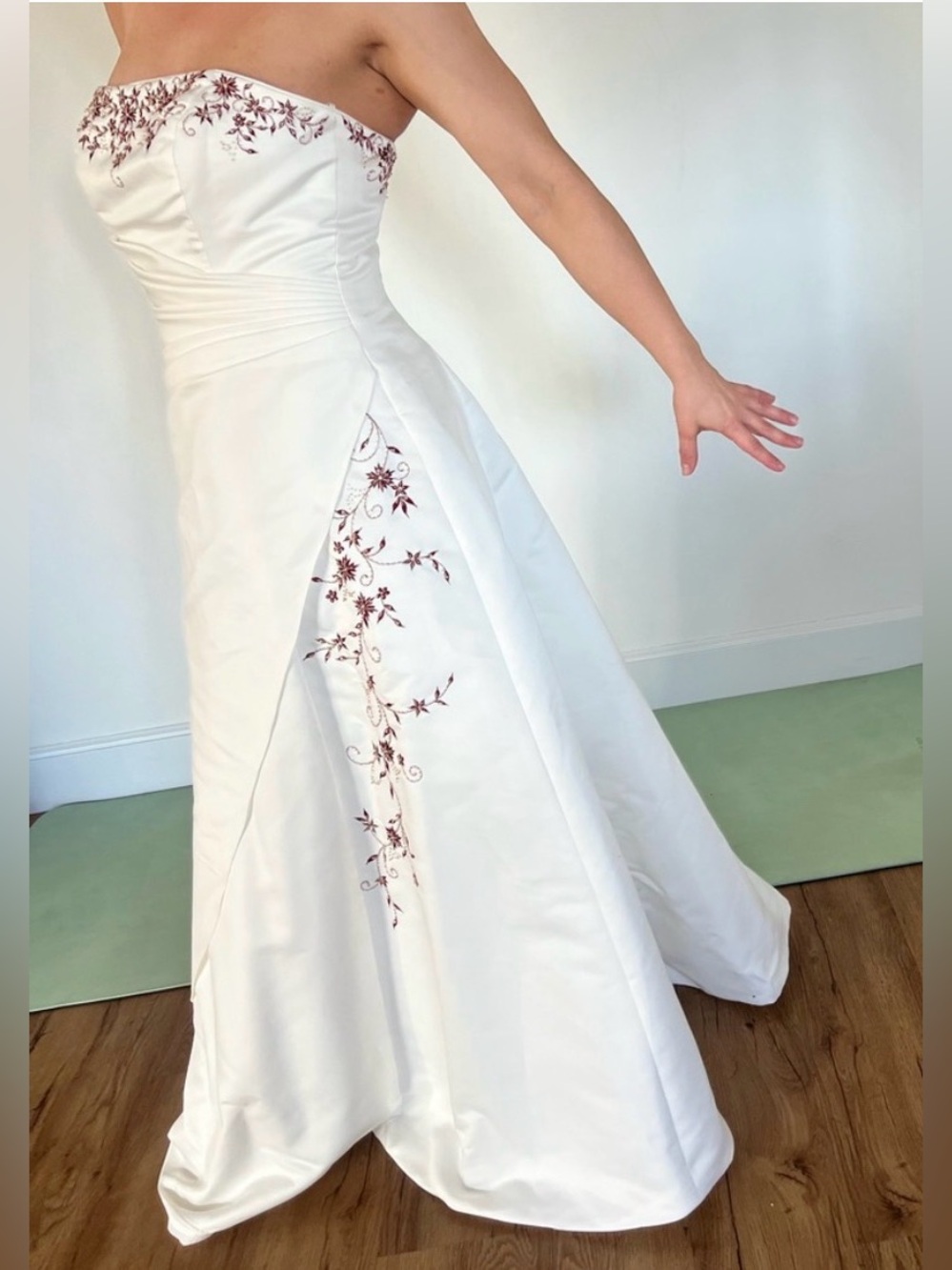 Elegant White Strapless Wedding Dress with Floral Embroidery